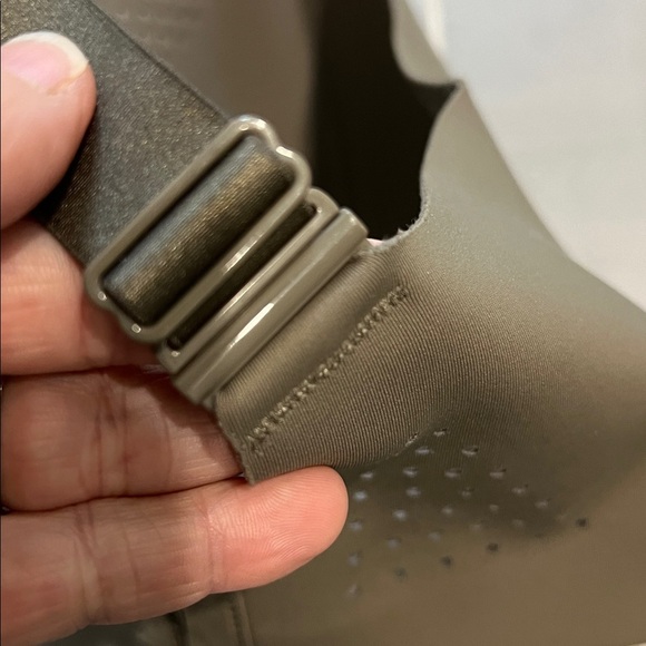 Victoria’s Secret VSX Featherweight Max™ Sports Bra green 36DDD high support - Picture 7 of 11